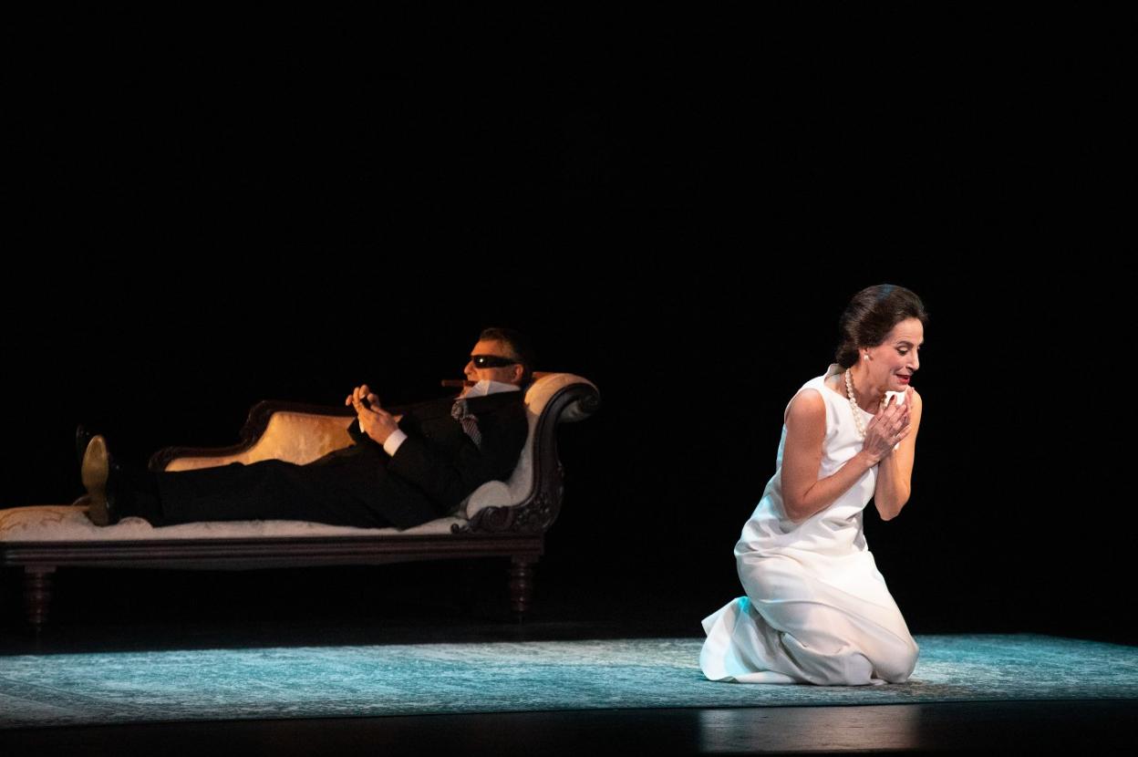 El tenor Antonio Comas (como Onassis) y la soprano María Rey-Joly (como la Callas), sobre las tablas del Palacio Valdés. 