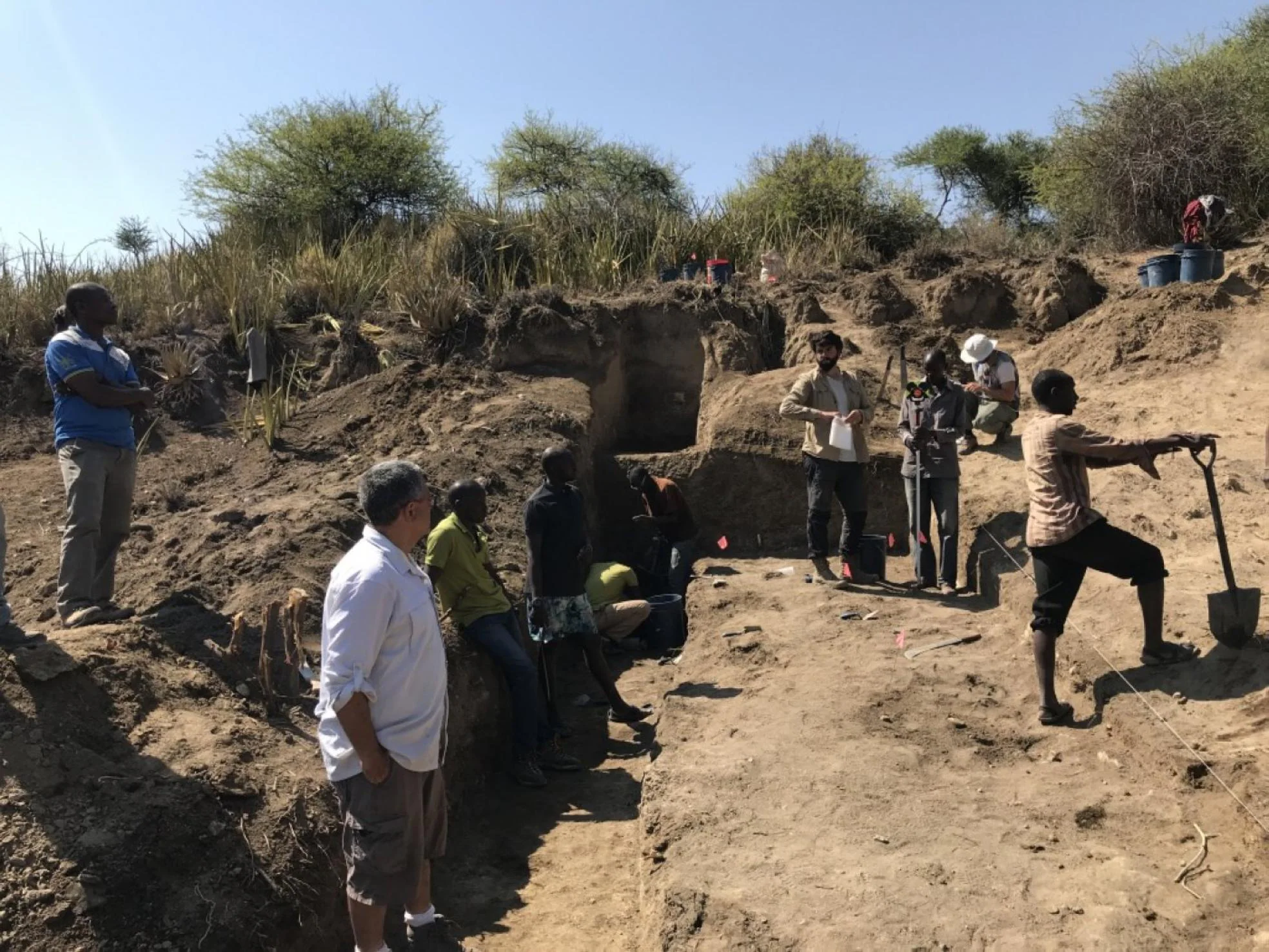 Tanzania. El yacimiento de Olduvai. Debajo, Arturo Cueva. 