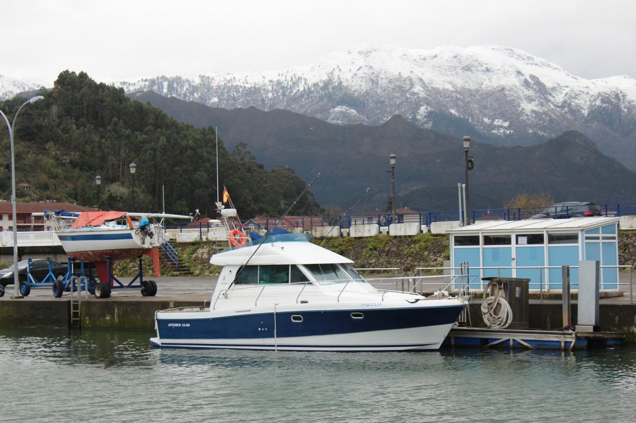 La embarcación, ya reflotada en el puerto de Ribadesella. 