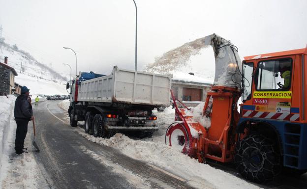 Trabajos de limpieza de la carretera en el pueblo de Pajares, en Lena.