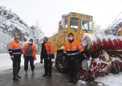 Imagen secundaria 1 - En el puerto de San Isidro se han acumulado varios metros de nieve. Juan Rico, Al izquierda, Manuel Díaz, José Cangas y Avelino Alonso, en el puerto de San Isidro. A la derecha, un coche entre la impresionante nevada camino de Tielve.