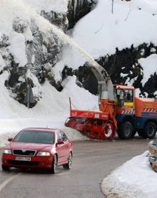 Imagen secundaria 2 - Quitanieves trabajando en Leitariegos, la autopista del Huerna y el puerto de Pajares.