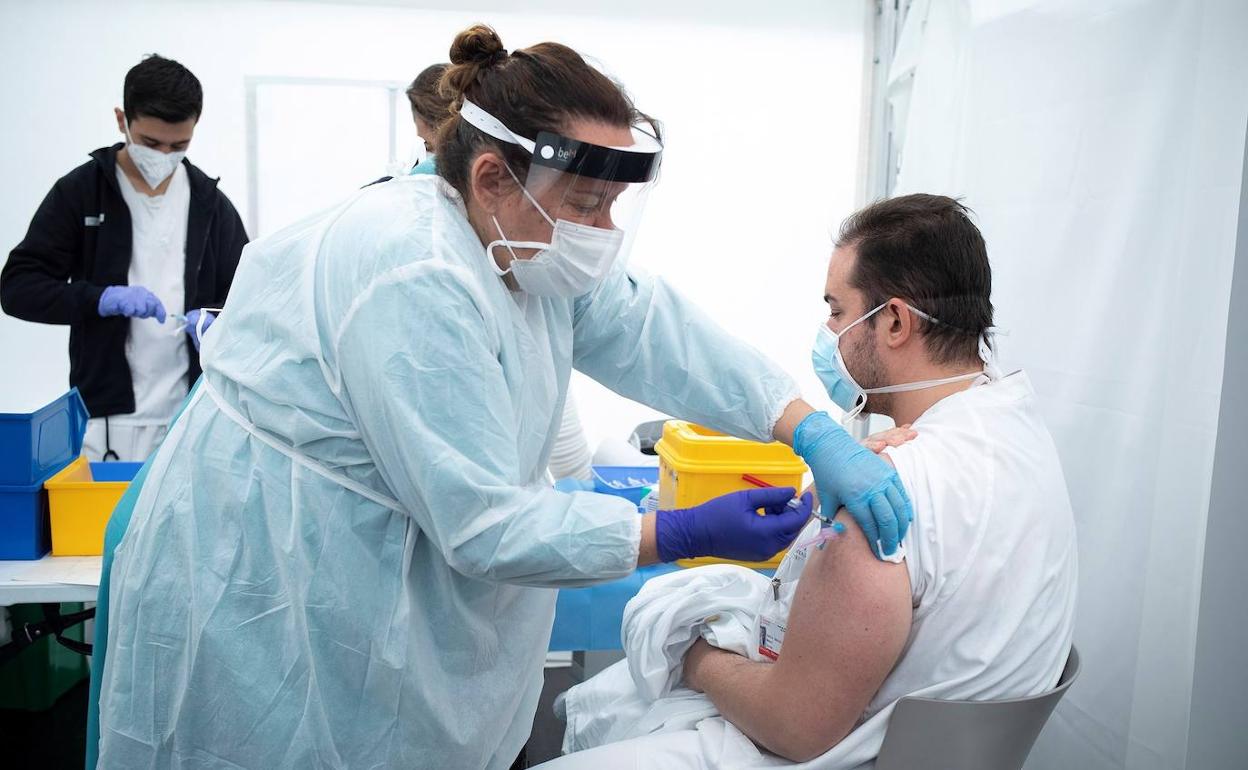 Sanitarios de Castellón se vacunan contra la covid-19.
