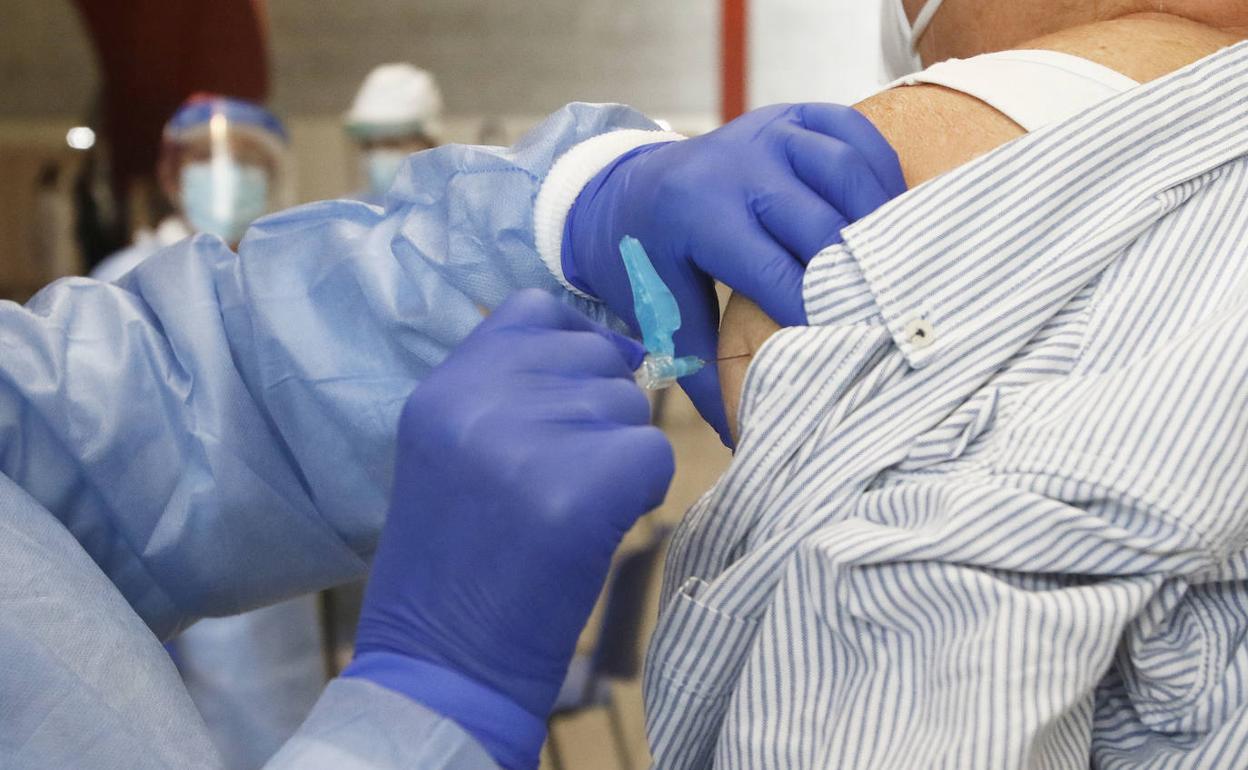 Tres de cada cuatro asturianos mayores de 65 años se ha vacunado contra la gripe