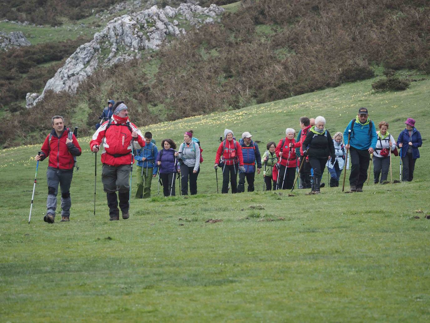 Los amantes de la montaña en Asturias quieren repetir cuanto antes jornadas como el Día Nacional del Senderismo, en la imagen en los Lagos de Covadonga.