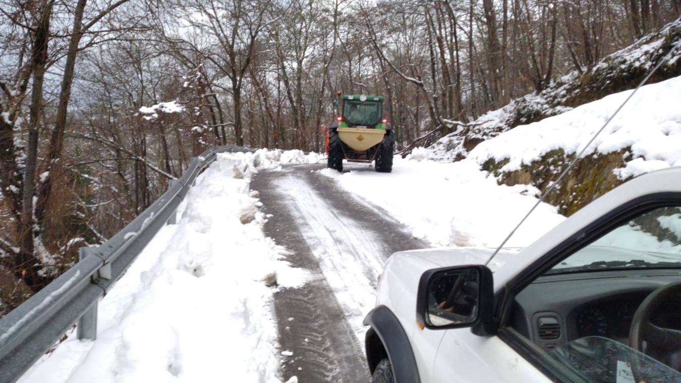 El 27 por ciento de las carreteras asturianas están cerradas o con cadenas y los escolares de cuarenta concejos no podrán volver a clase hasta el miércoles.