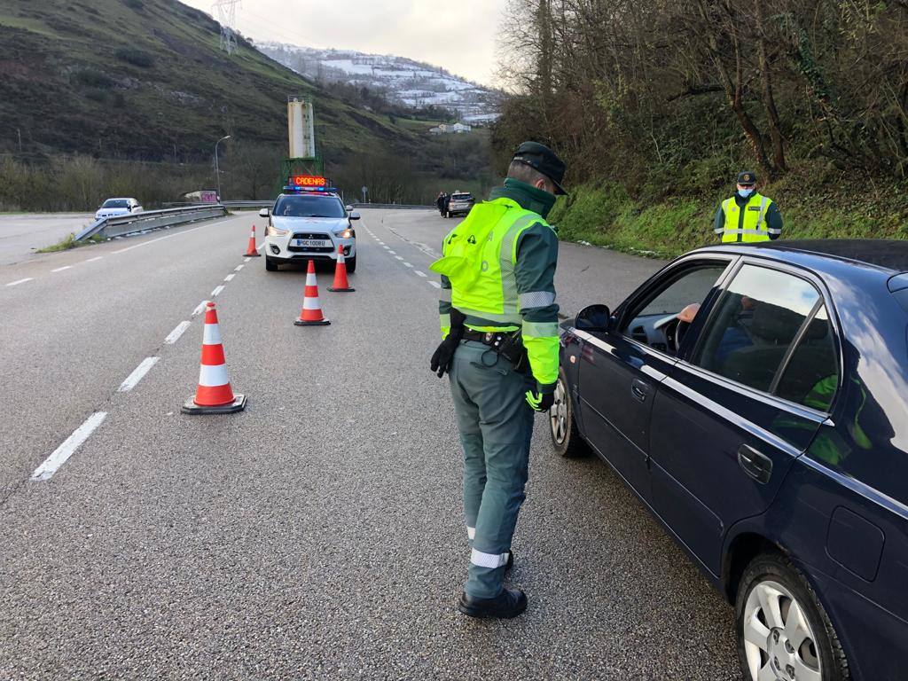 El 27 por ciento de las carreteras asturianas están cerradas o con cadenas y los escolares de cuarenta concejos no podrán volver a clase hasta el miércoles.