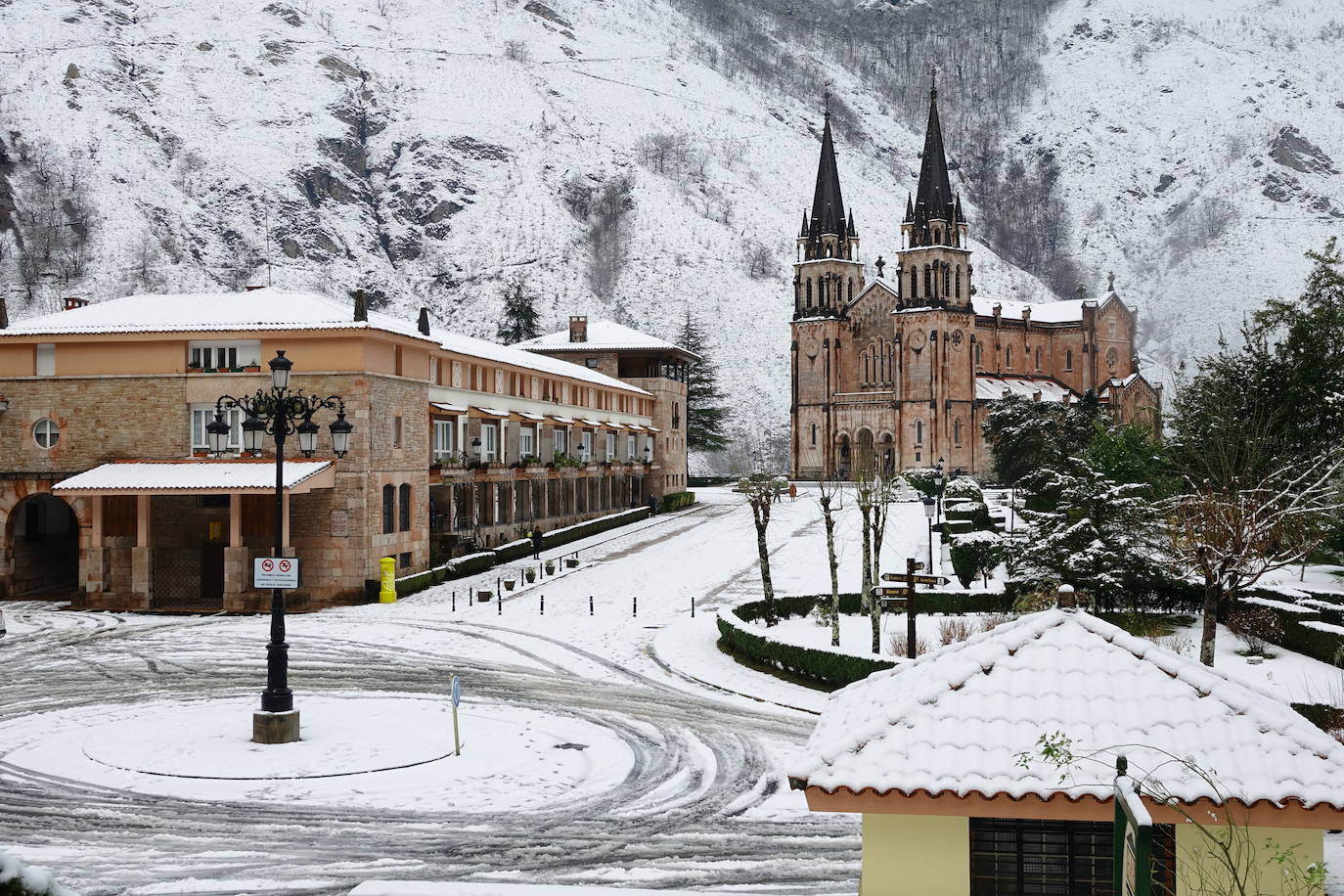 El 27 por ciento de las carreteras asturianas están cerradas o con cadenas y los escolares de cuarenta concejos no podrán volver a clase hasta el miércoles.