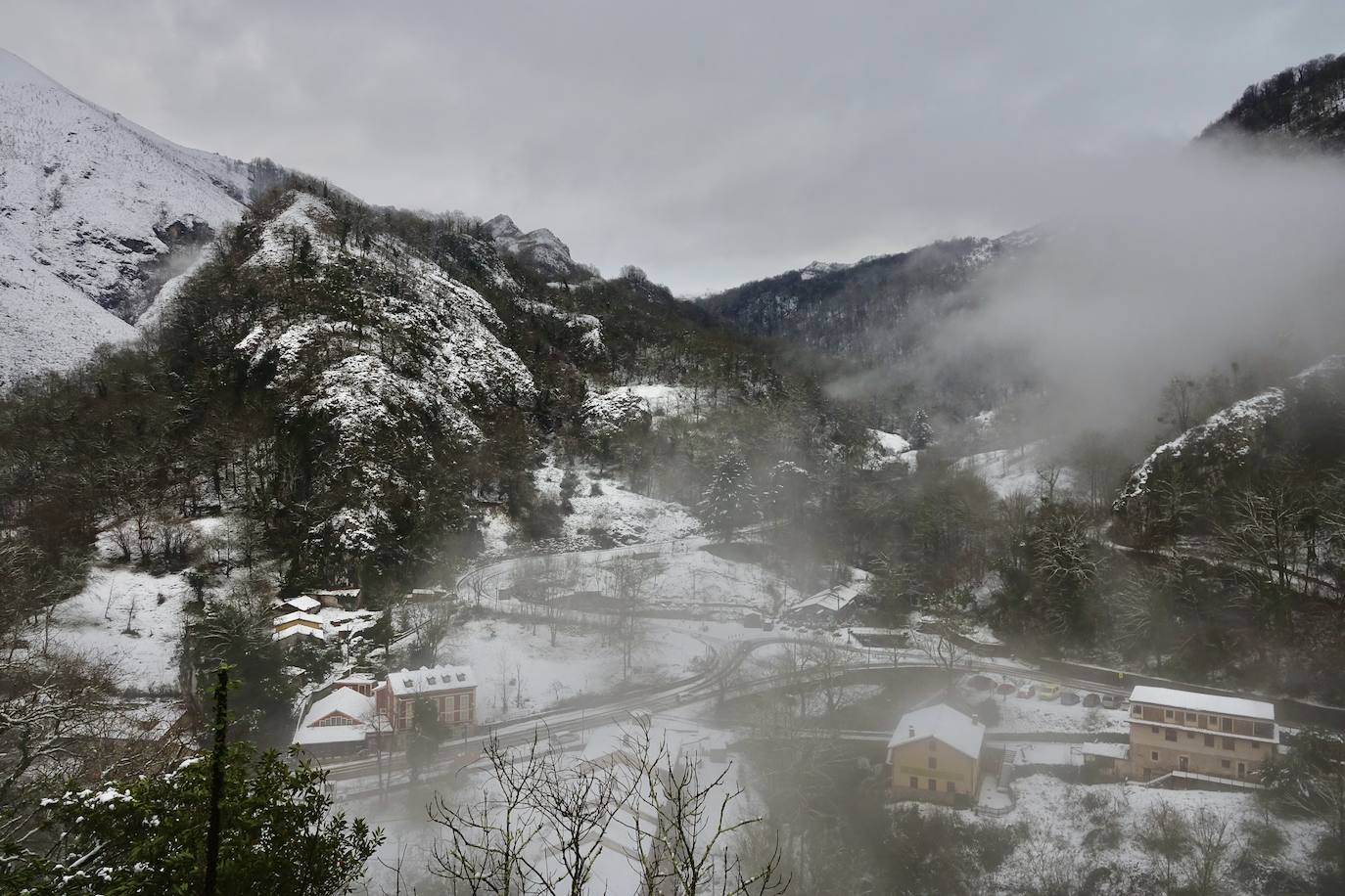 El 27 por ciento de las carreteras asturianas están cerradas o con cadenas y los escolares de cuarenta concejos no podrán volver a clase hasta el miércoles.