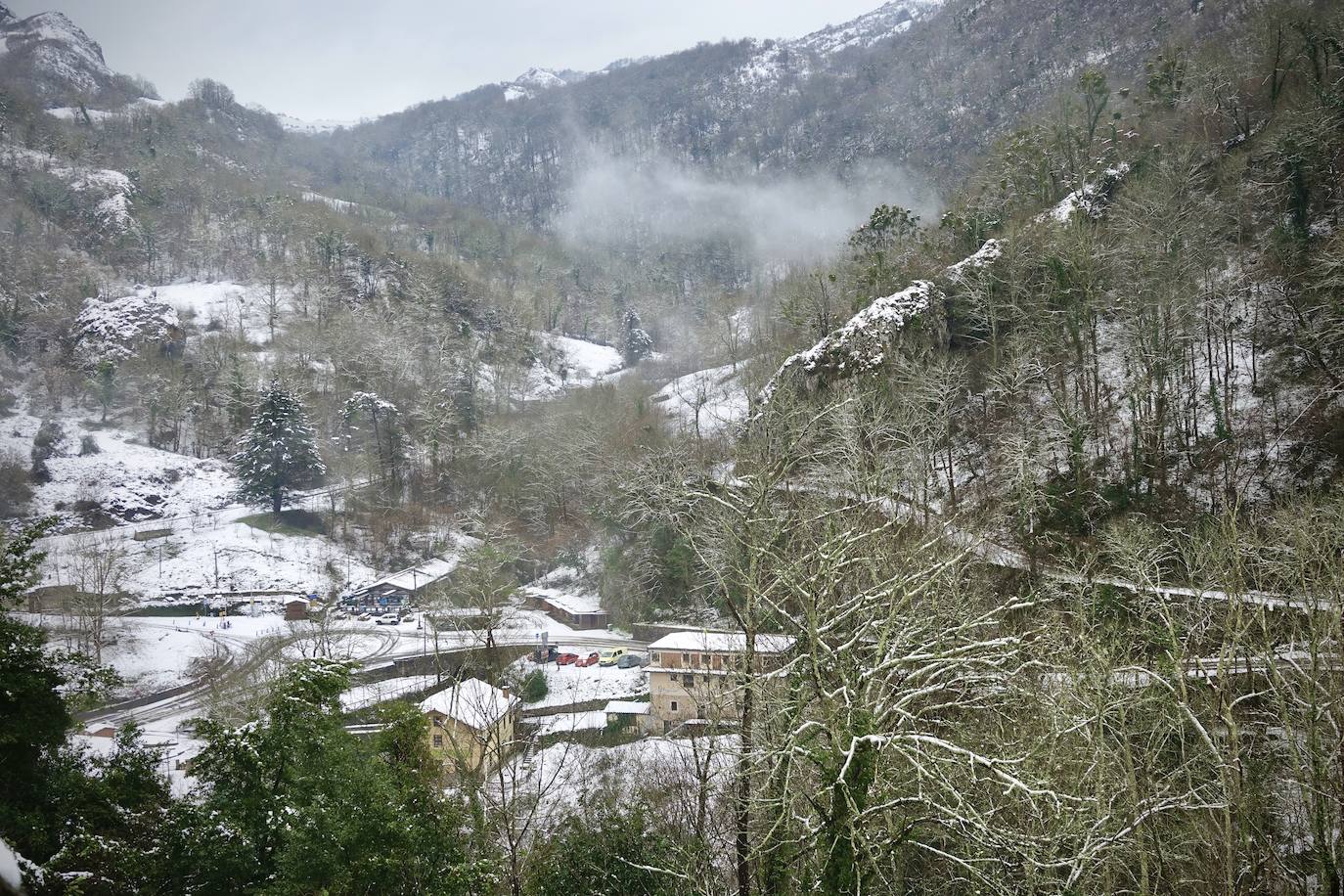 El 27 por ciento de las carreteras asturianas están cerradas o con cadenas y los escolares de cuarenta concejos no podrán volver a clase hasta el miércoles.