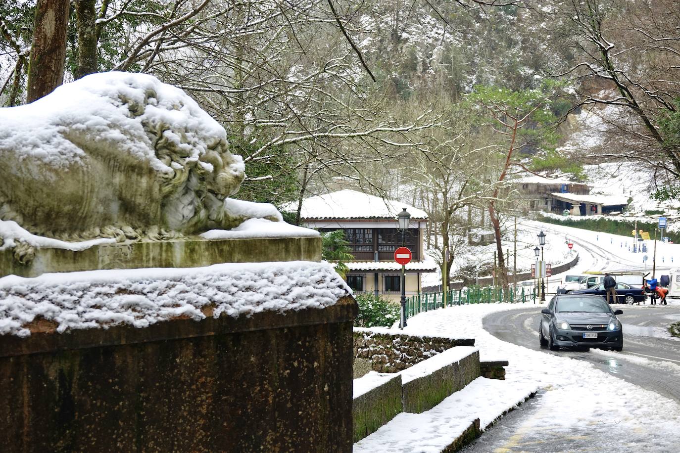 El 27 por ciento de las carreteras asturianas están cerradas o con cadenas y los escolares de cuarenta concejos no podrán volver a clase hasta el miércoles.