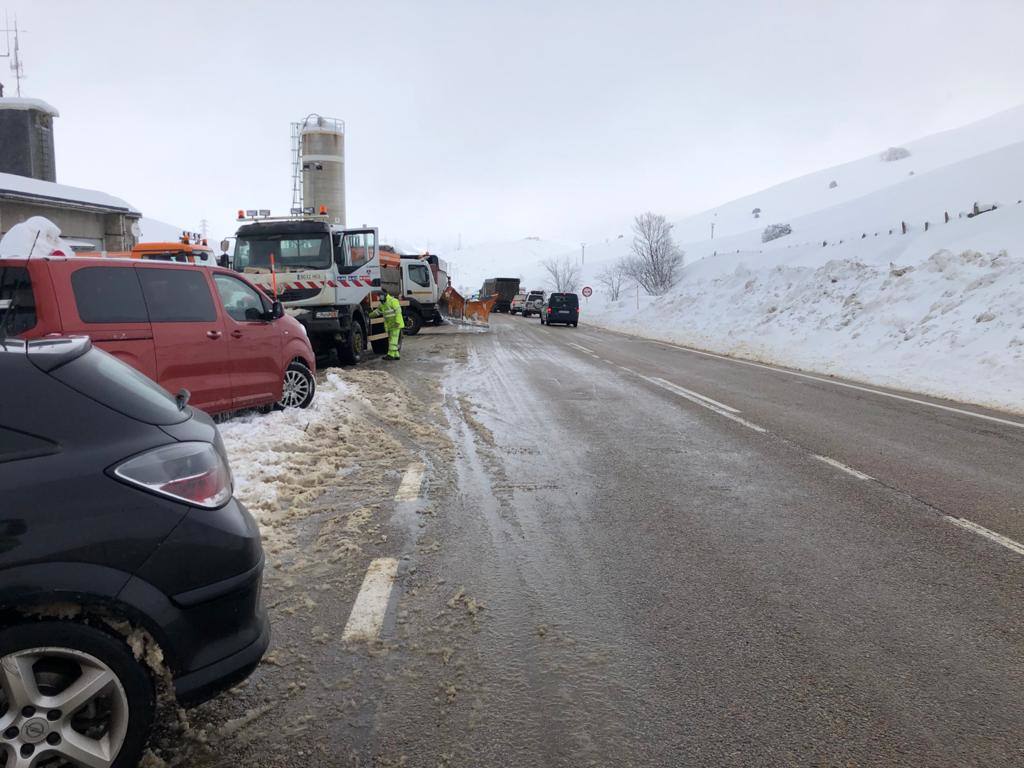 El 27 por ciento de las carreteras asturianas están cerradas o con cadenas y los escolares de cuarenta concejos no podrán volver a clase hasta el miércoles.