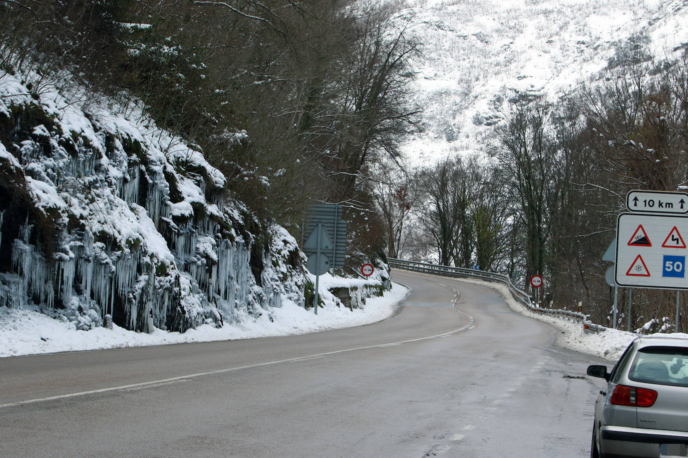 El 27 por ciento de las carreteras asturianas están cerradas o con cadenas y los escolares de cuarenta concejos no podrán volver a clase hasta el miércoles.