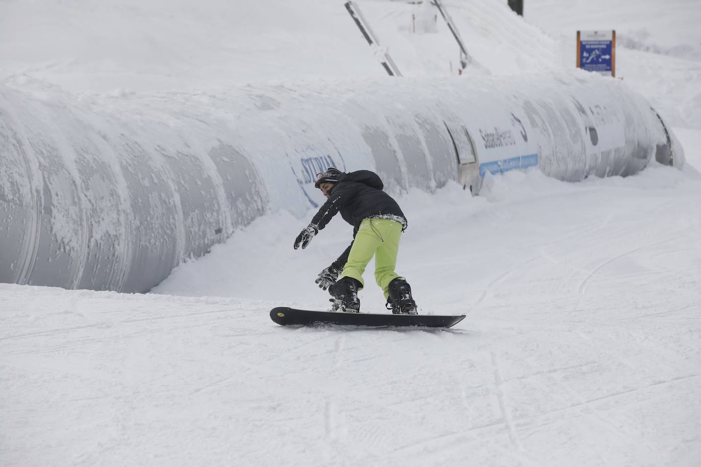 La nieve acumulada durante los pasados días y el hielo continúan protagonizando las estampas de buena parte de la región. 