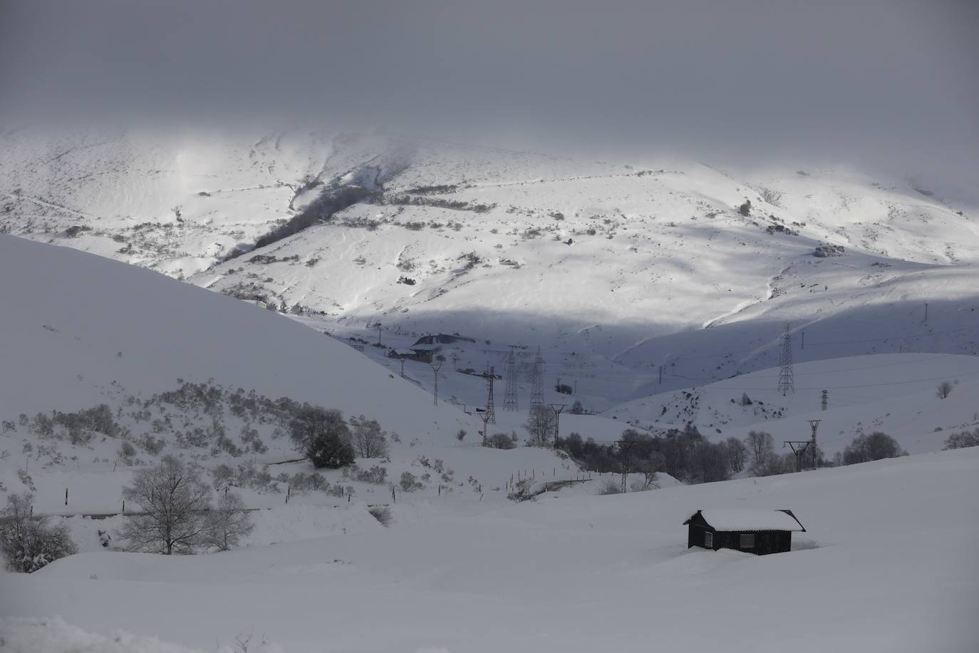 La nieve acumulada durante los pasados días y el hielo continúan protagonizando las estampas de buena parte de la región. 