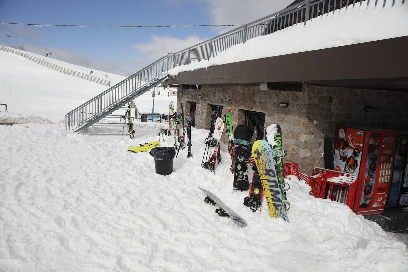 La nieve acumulada durante los pasados días y el hielo continúan protagonizando las estampas de buena parte de la región. 