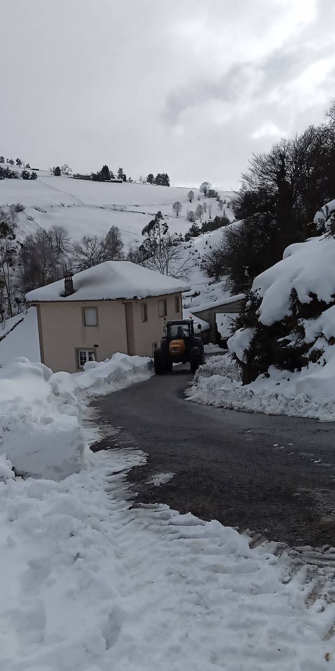 La nieve acumulada durante los pasados días y el hielo continúan protagonizando las estampas de buena parte de la región. 