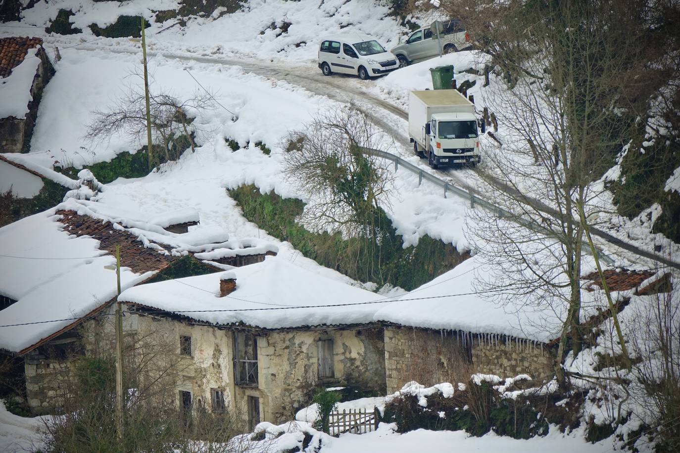 La nieve acumulada durante los pasados días y el hielo continúan protagonizando las estampas de buena parte de la región. 