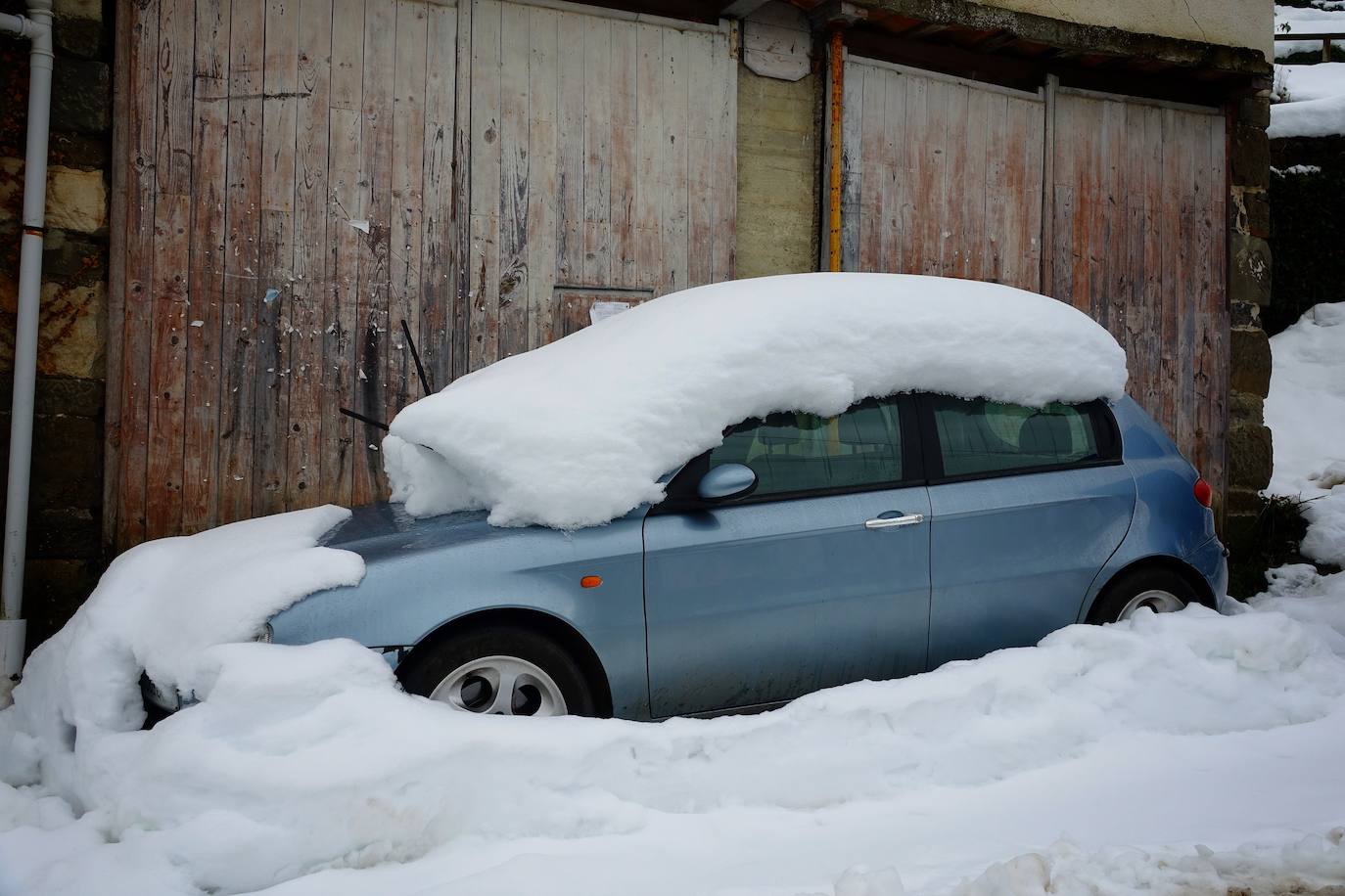 La nieve acumulada durante los pasados días y el hielo continúan protagonizando las estampas de buena parte de la región. 