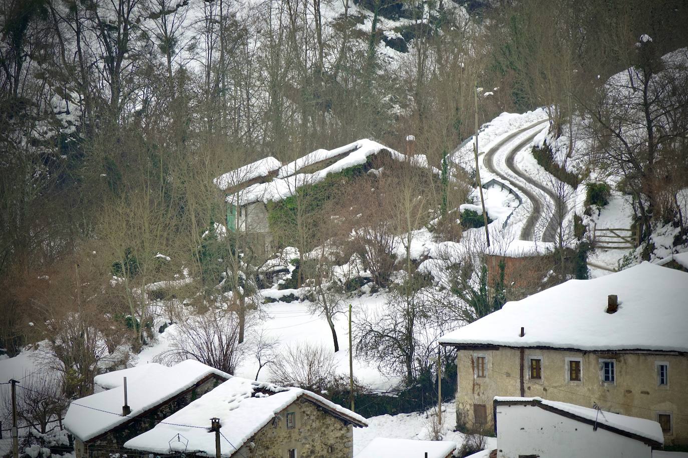 La nieve acumulada durante los pasados días y el hielo continúan protagonizando las estampas de buena parte de la región. 