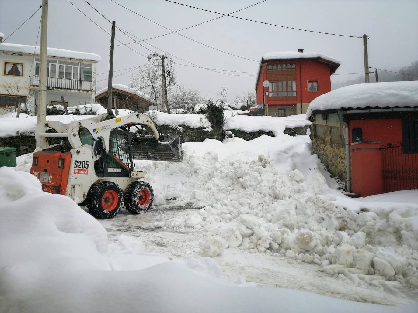 La nieve acumulada durante los pasados días y el hielo continúan protagonizando las estampas de buena parte de la región. 