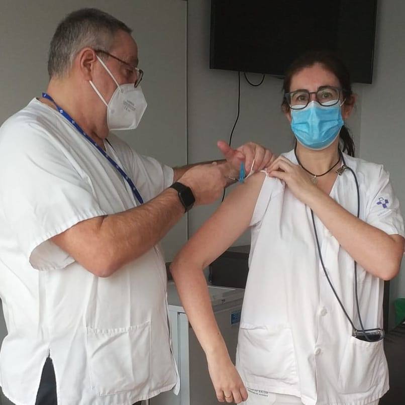 Una vez finalizada la inmunización de los centros de mayores en Asturias, la campaña de vacunación contra la covid-19 continúa con los sanitarios que trabajan en primera línea contra el virus, tanto en Atención Primaria como en hospitales. | En la imagen, el enfermero Ramón García aplica la primera dosis de la vacuna contra la covid a Lucía Sobrino, de Nefrología del Hospital Universitario Central de Asturias (HUCA). Este enfermero contrajo covid en la primera ola y ahora él vacuna a sus compañeros. 