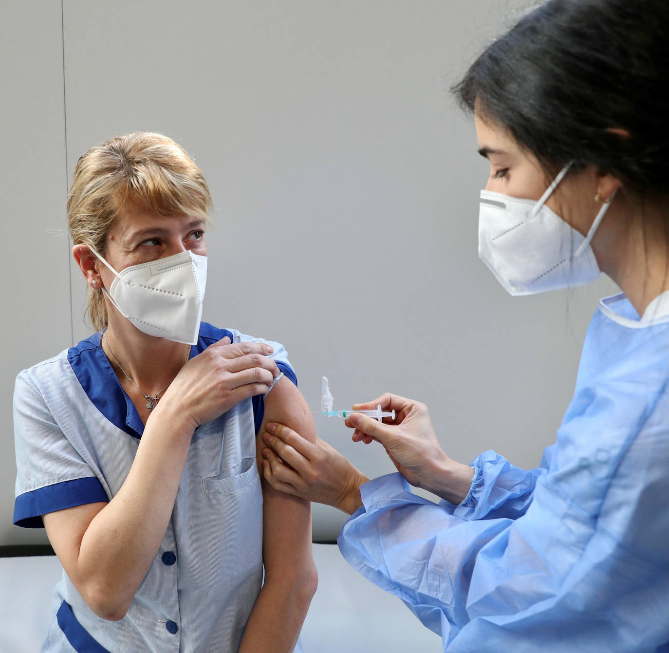 Una vez finalizada la inmunización de los centros de mayores en Asturias, la campaña de vacunación contra la covid-19 continúa con los sanitarios que trabajan en primera línea contra el virus, tanto en Atención Primaria como en hospitales. | En la imagen, la vacunación en el Hospital Vital Álvarez Buylla