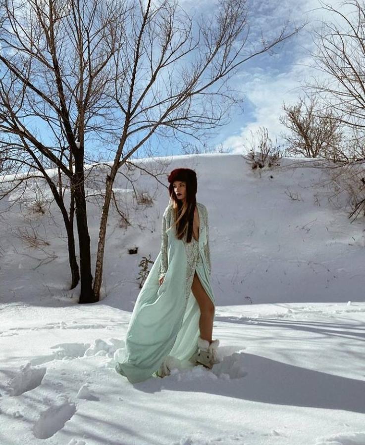 Con la llegada del temporal de nieve 'Filomena', este fin de semana Instagram se ha llenado de stories, fotografías y reels en la nieve y de la gran nevada que se ha visto en gran parte de España y en Madrid. Un temporal de frío que no ha impedido que las influencers y famosas también hayan posado en la nieve con los mejores estilismos. Desde la asturiana Paula Echevarría con su estiloso abrigo de peluche en color lila a Amelia Bono con chándal en su versión más 'vintage' o la modelo Nieves Álvarez con plumífero y gorro ruso de pelo incluido. Estos han sido los looks invernales con los que las famosas e influencers han salido a la calle este fin de semana.