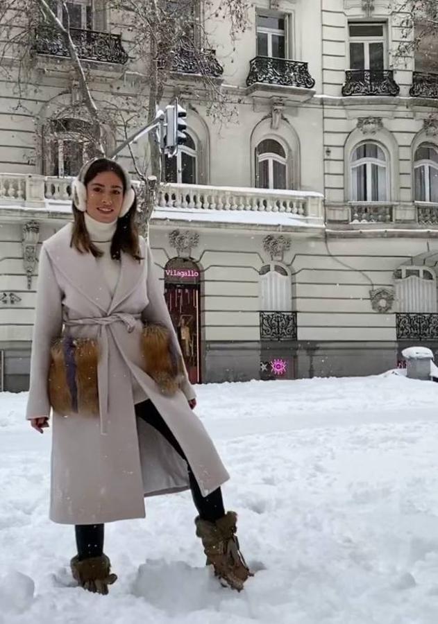 Con la llegada del temporal de nieve 'Filomena', este fin de semana Instagram se ha llenado de stories, fotografías y reels en la nieve y de la gran nevada que se ha visto en gran parte de España y en Madrid. Un temporal de frío que no ha impedido que las influencers y famosas también hayan posado en la nieve con los mejores estilismos. Desde la asturiana Paula Echevarría con su estiloso abrigo de peluche en color lila a Amelia Bono con chándal en su versión más 'vintage' o la modelo Nieves Álvarez con plumífero y gorro ruso de pelo incluido. Estos han sido los looks invernales con los que las famosas e influencers han salido a la calle este fin de semana.