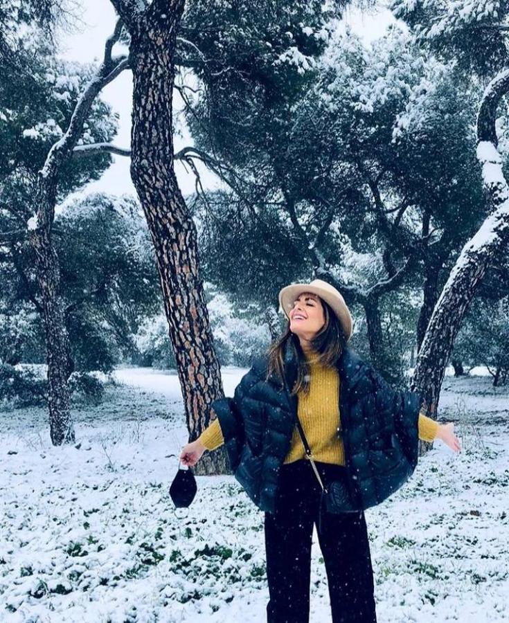 Con la llegada del temporal de nieve 'Filomena', este fin de semana Instagram se ha llenado de stories, fotografías y reels en la nieve y de la gran nevada que se ha visto en gran parte de España y en Madrid. Un temporal de frío que no ha impedido que las influencers y famosas también hayan posado en la nieve con los mejores estilismos. Desde la asturiana Paula Echevarría con su estiloso abrigo de peluche en color lila a Amelia Bono con chándal en su versión más 'vintage' o la modelo Nieves Álvarez con plumífero y gorro ruso de pelo incluido. Estos han sido los looks invernales con los que las famosas e influencers han salido a la calle este fin de semana.