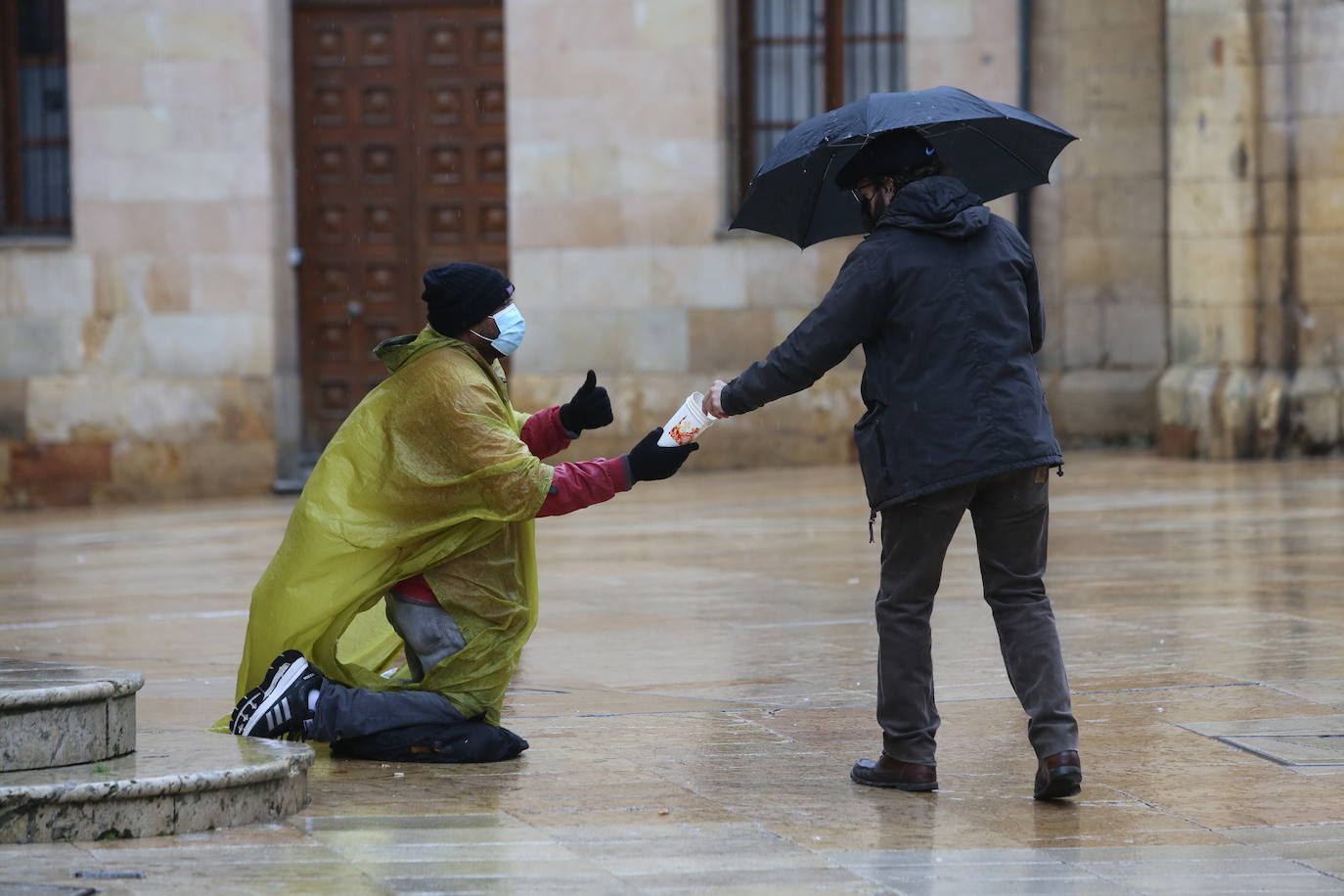Un hombre pide limosna en Oviedo