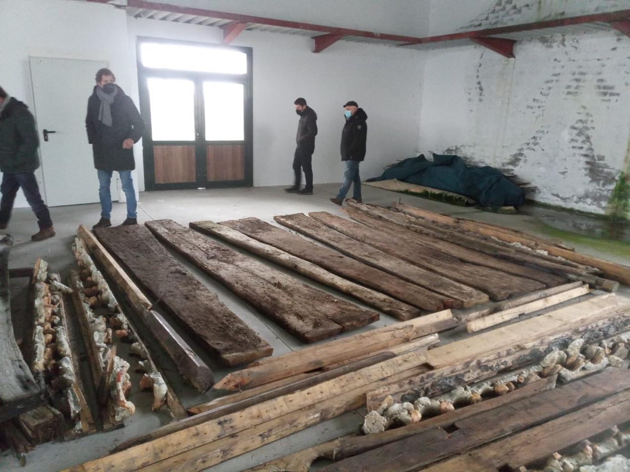 Las piezas del hórreo se encuentran guardadas en unas dependencias municipales en Otur. 