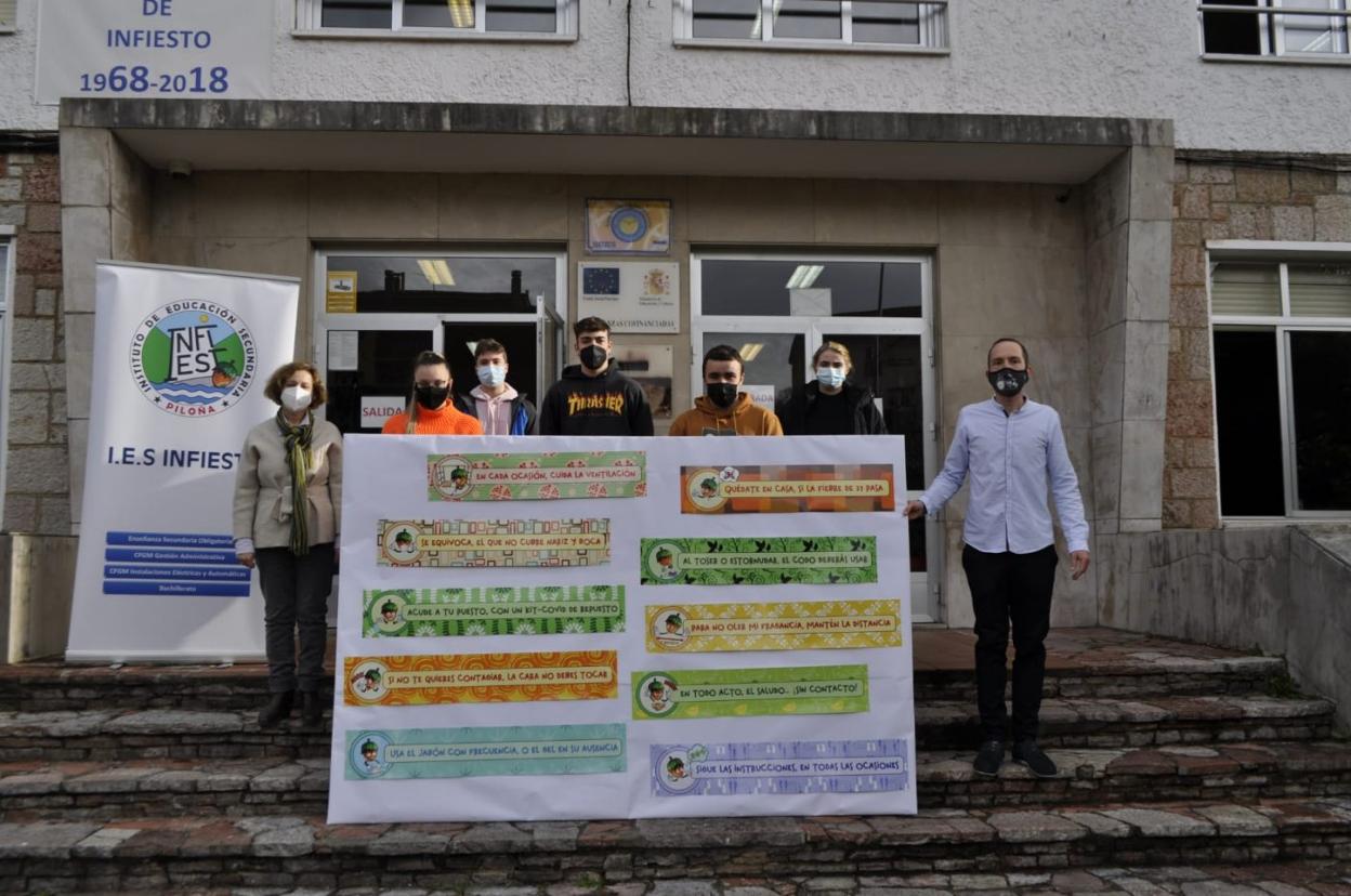 Covadonga Fernández, Ainhoa Peláez, Rubén Ledesma, Hugo García, Eloy Blanco, Carla Peruyero y Nacho García muestran la cartelería que recoge el nuevo décalogo de consejos de 'Ablanín'. 