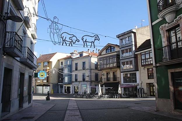 La plaza General Ponte se encontraba vacía ayer al mediodía ante el brote de covid que azota a la localidad. En el vídeo: las nuevas restricciones en la región.