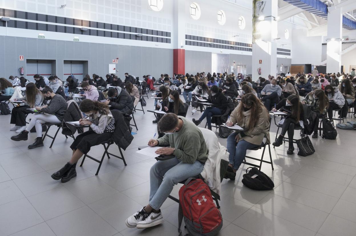 Alumnos en pleno examen en la Laboral Centro de Arte. 