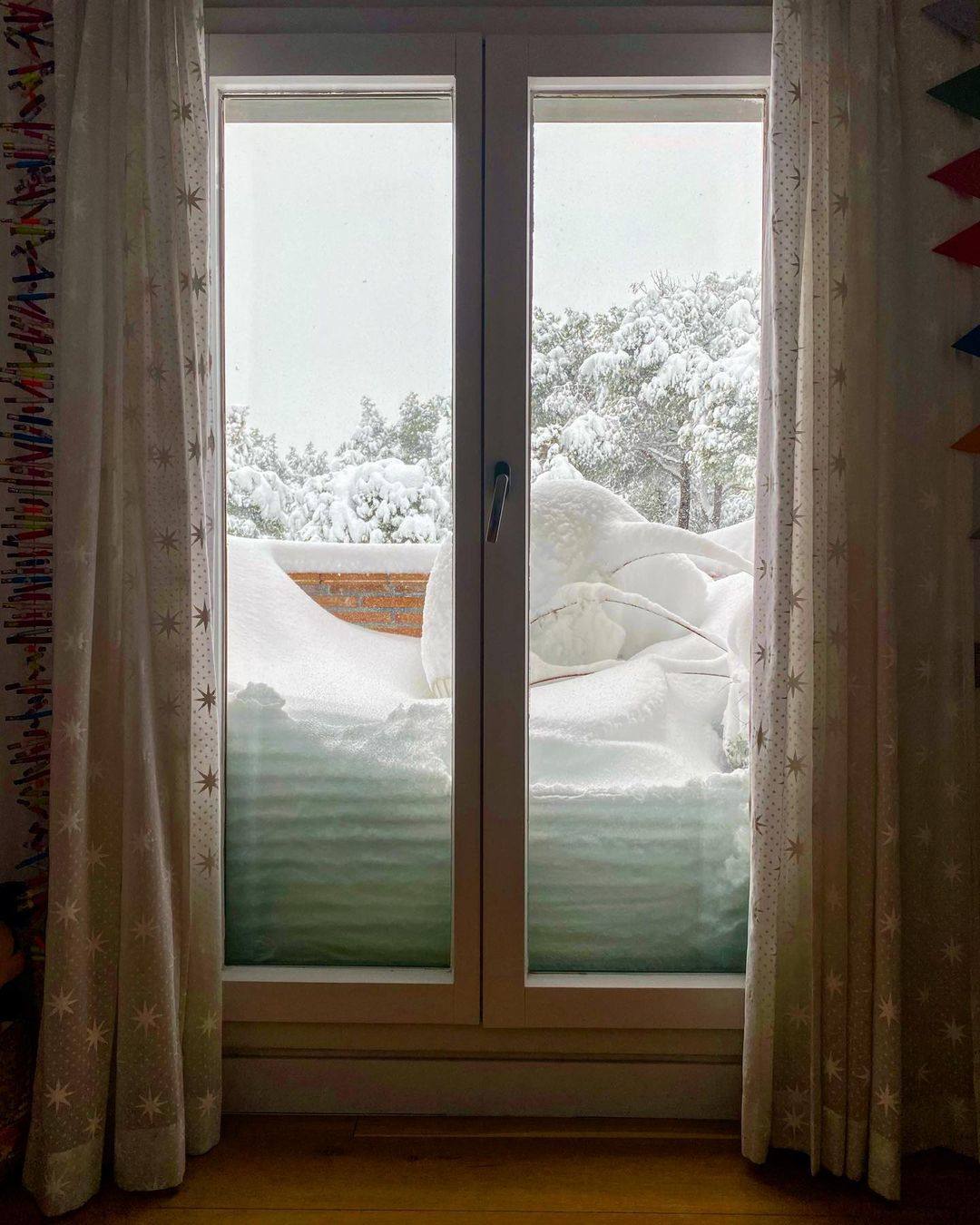 Preciosa visión de Nuria Roca tras la ventana.