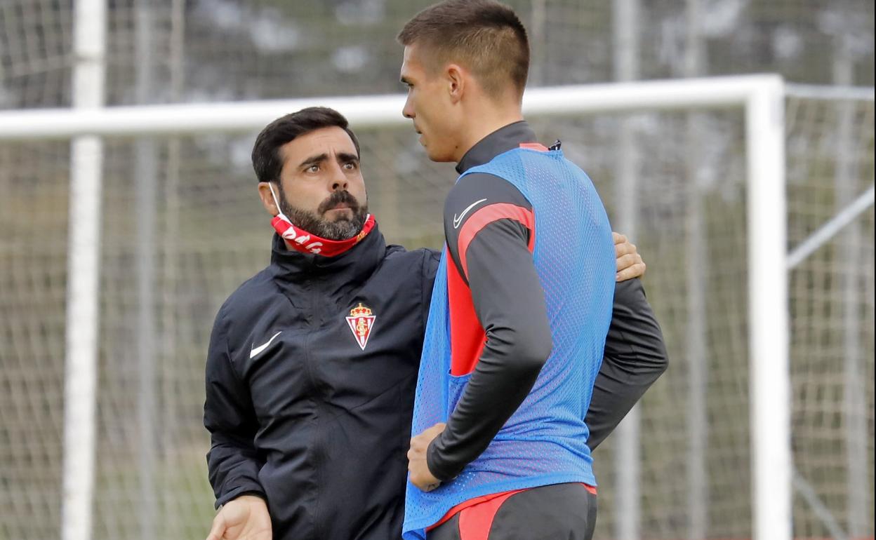 David Gallego, charlando con Djurdjevic en Mareo.