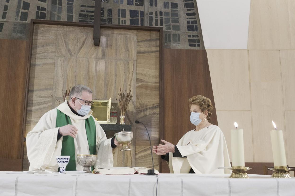 El vicario parroquial Germán Padín, durante la eucaristía de ayer en la parroquia gijonesa del Corazón de María, acompañado en el altar por Margarita González. 