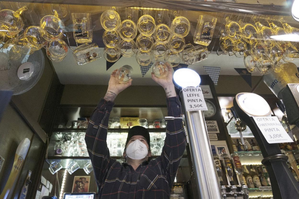 Fernando Neira, en su local de Marqués de Casa Valdés. 