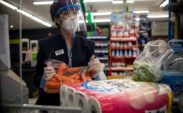 Barbón pide respeto hacia los trabajadores de los supermercados: «Agrupemos la compra de la semana»