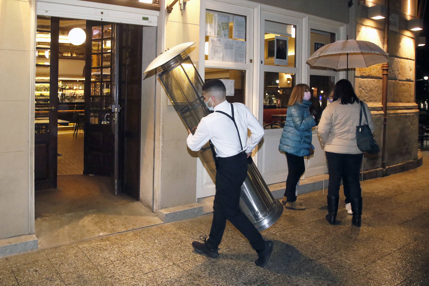 Primer día de cierre de negocios hosteleros y comercios en Asturias a las 20 horas en aplicación de las nuevas medidas para tratar de frenar la pandemia 