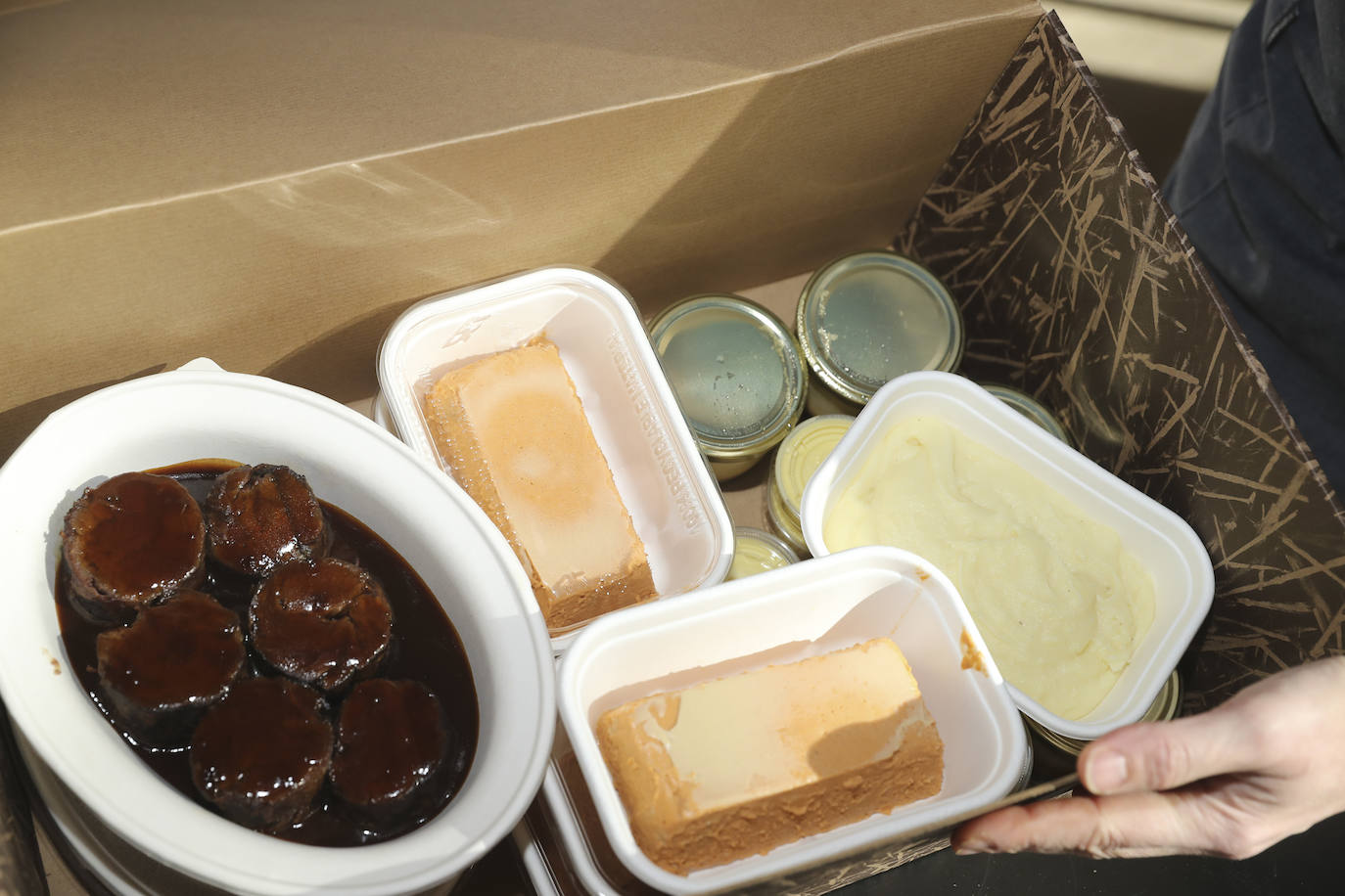 Mar de Niebla, el grupo Manzano y Seguros Reale, con la colaboración de EL COMERCIO, se han unido en una iniciativa que trata de ofrecer una atención especial a las personas más vulnerables y lo hace con unos menús especiales. A lo largo de cinco días, se servirán 170 menús, 34 diarios, a un grupo de familias de Gijón que se encuentran en situación de necesidad y vulnerabilidad. 