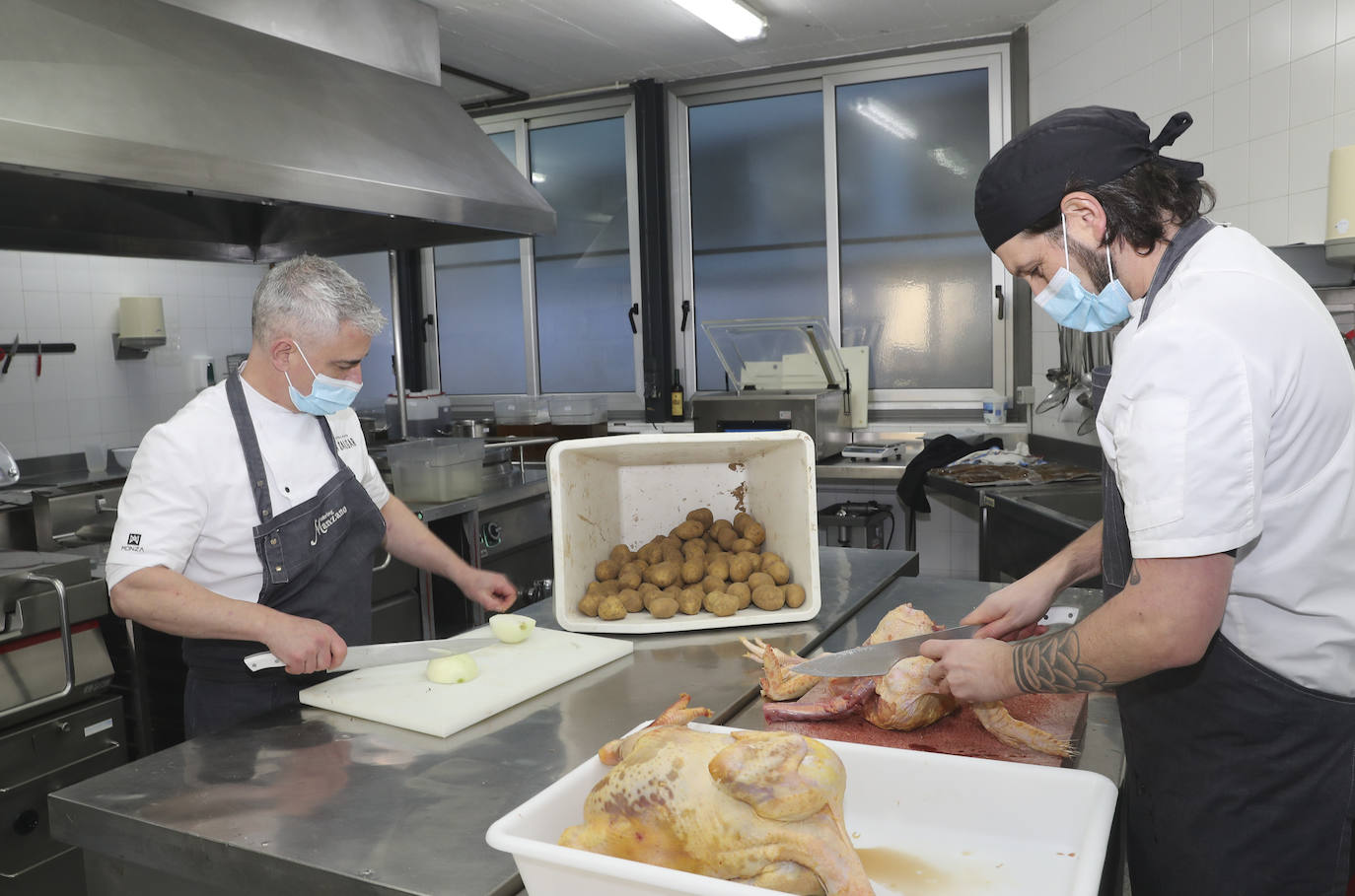 Mar de Niebla, el grupo Manzano y Seguros Reale, con la colaboración de EL COMERCIO, se han unido en una iniciativa que trata de ofrecer una atención especial a las personas más vulnerables y lo hace con unos menús especiales. A lo largo de cinco días, se servirán 170 menús, 34 diarios, a un grupo de familias de Gijón que se encuentran en situación de necesidad y vulnerabilidad. 