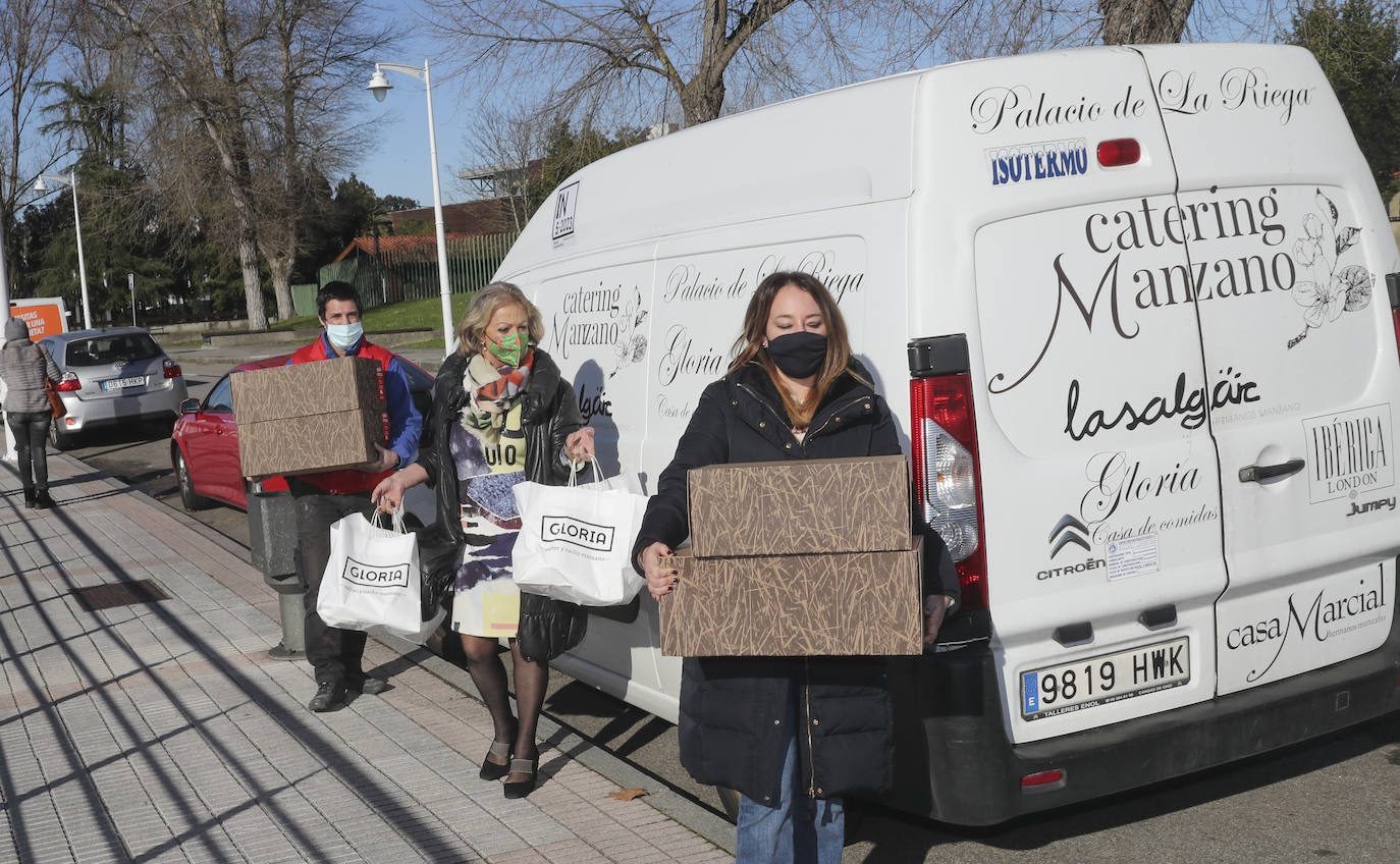 Mar de Niebla, el grupo Manzano y Seguros Reale, con la colaboración de EL COMERCIO, se han unido en una iniciativa que trata de ofrecer una atención especial a las personas más vulnerables y lo hace con unos menús especiales. A lo largo de cinco días, se servirán 170 menús, 34 diarios, a un grupo de familias de Gijón que se encuentran en situación de necesidad y vulnerabilidad. 