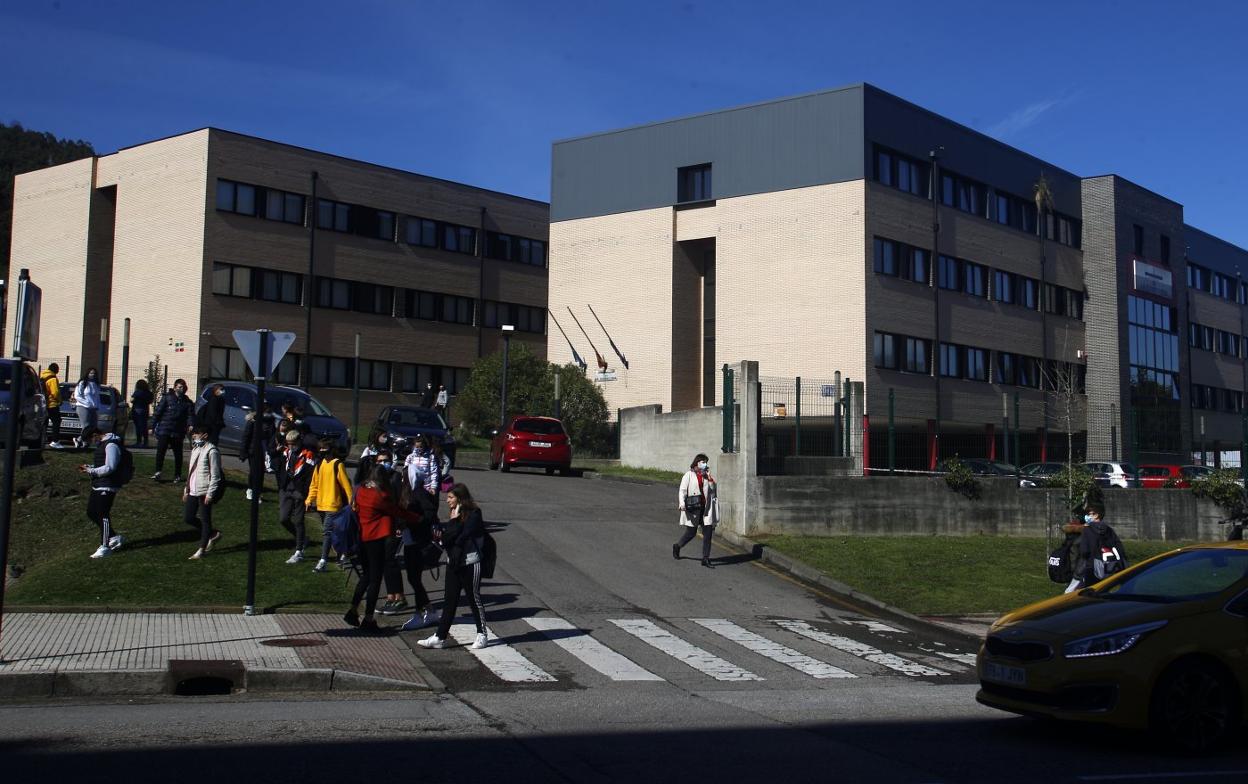 Alumnos saliendo del instituto de La Corredoria. 