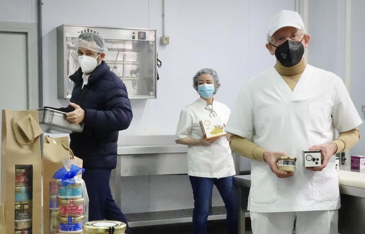 Parte del equipo de Conservas Eutimio, en las cocinas. 