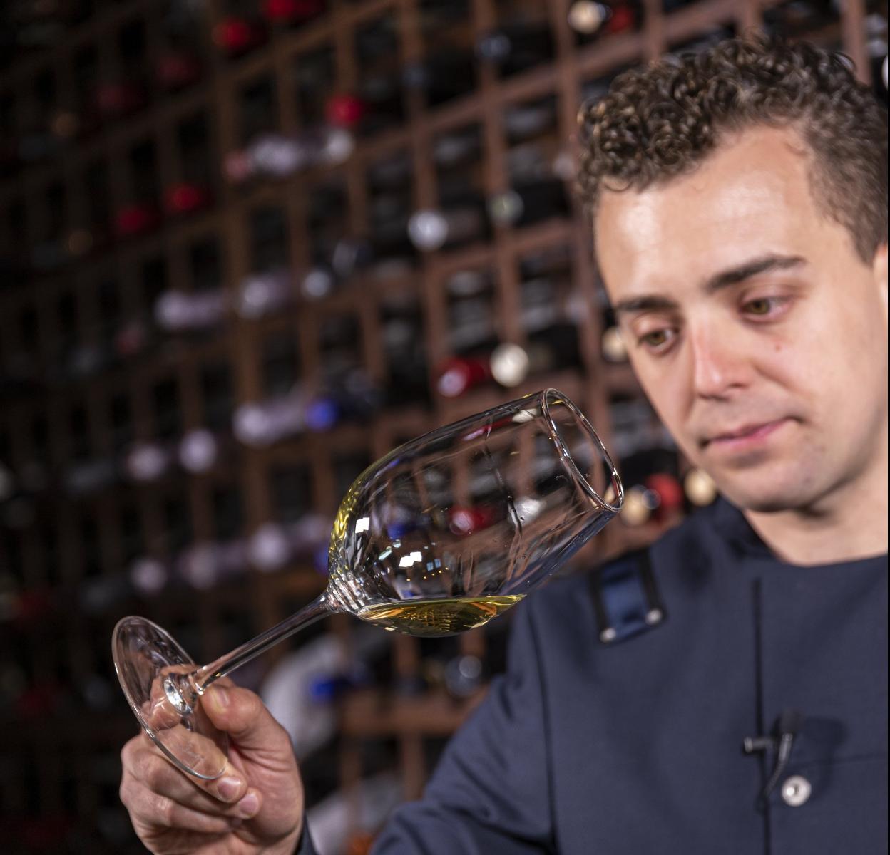 El sumiller gijonés Maikel Rodríguez Cortina, en Aponiente.