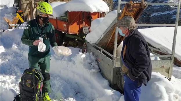 Agentes del GREIM de Cangas de Onís esquiaron hasta los pueblos aislados con pan y medicinas para sus vecinos y localizaron a una yegua en Onís. 