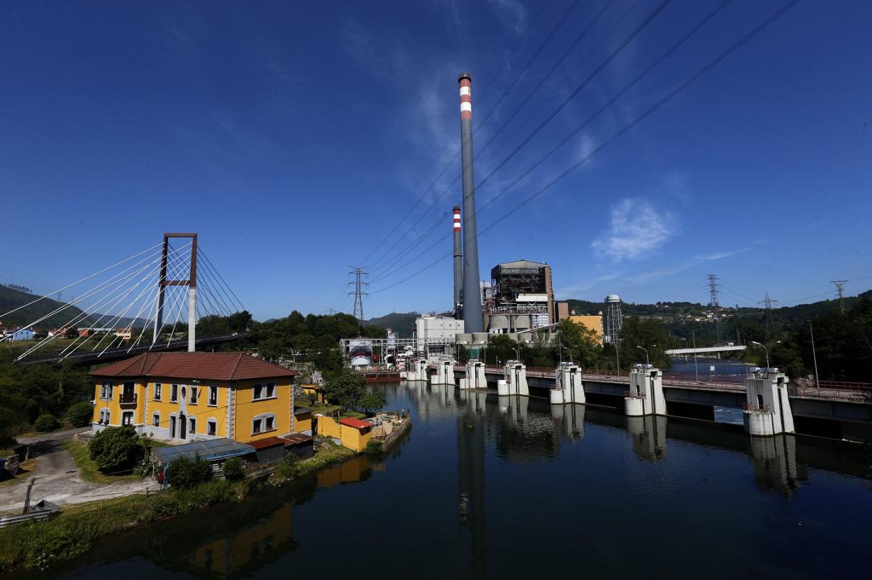 La central térmica de Soto de Ribera, cuyo grupo 3, que es de carbón, ha vuelto a entrar en funcionamiento. 