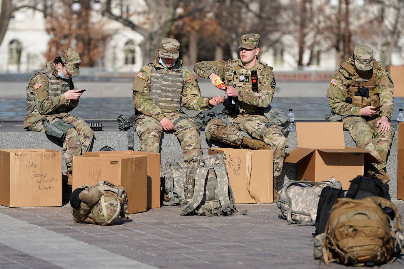 Tras el violento asalto al Capitolio y con motivo de la votación del 'impeachment' contra Donald Trump, cientos de miembros de la Guardia Nacional se desplegaron en el edificio y alrededores y ocuparon pasillos y salas para descansar. Las insólitas imágenes no han tardado en hacerse virales.